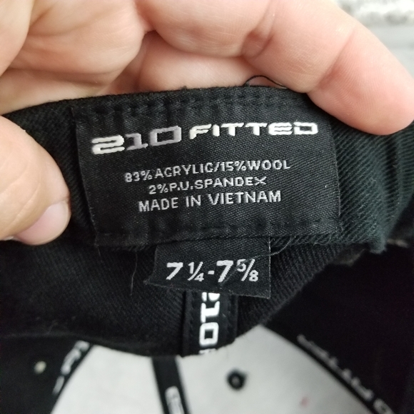 210 FITTED | "W" logo fitted flat brim cap - Picture 7 of 7